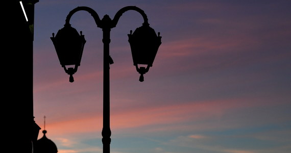 "W niektórych częściach miasta wyłączane będą wybrane lampy uliczne" - czytamy w komunikacie burmistrza Lubawy, 10-tysięcznego miasta na Warmii i Mazurach. W pozostałej części miejscowości lampy będą świeciły tylko od zachodu słońca do 23:00. Maciej Radtke informuje, że to przez podwyżki cen prądu.