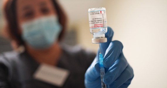 ​Akcja szczepień przeciw Covid-19 rozpoczęła się w Polsce w grudniu 2020 roku. W ciągu ponad roku tzw. pełną dawkę przyjęło jednak 57 proc. obywateli dopuszczonych do szczepień, co jest wynikiem poniżej średniej krajów zachodnich. Według Polaków, ich niechętni szczepieniom rodacy uważają, że preparaty są niebezpieczne, nie chcą ulegać presji albo po prostu uważają, że nie ma żadnej pandemii koronawirusa - wynika z sondażu United Surveys dla RMF FM i "Dziennika Gazety Prawnej". 