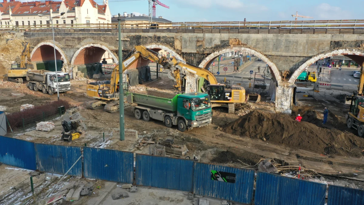 Od poniedziałku kierowcy będą mogli przejechać ulicą Grzegórzecką w centrum Krakowa. Na razie tylko w kierunku ronda Grunwaldzkiego.