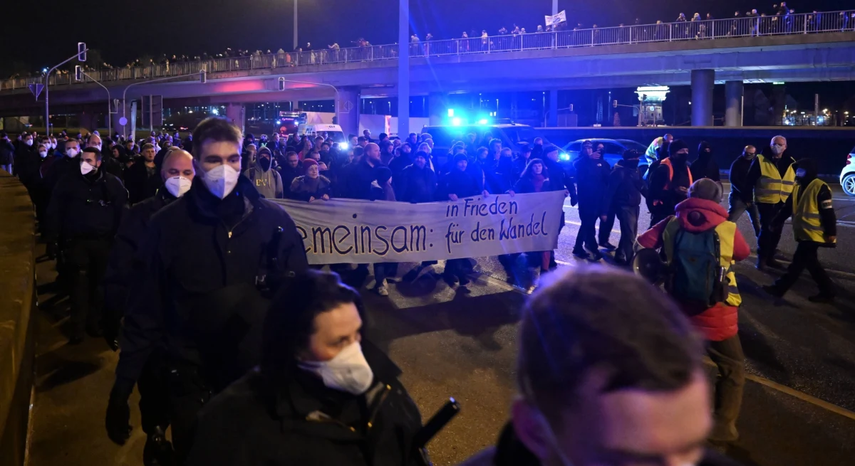 Kilka tysięcy osób w Meklemburgii-Pomorzu Przednim, na wschodzie Niemiec, wzięło udział w protestach przeciwko obostrzeniom wprowadzonym przez władze w ramach walki z pandemią. Protestowano też przeciw szczepieniom. W starciach rannych zostało sześciu policjantów - podał portal NDR. 