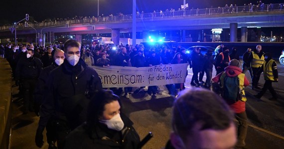 Kilka tysięcy osób w Meklemburgii-Pomorzu Przednim, na wschodzie Niemiec, wzięło udział w protestach przeciwko obostrzeniom wprowadzonym przez władze w ramach walki z pandemią. Protestowano też przeciw szczepieniom. W starciach rannych zostało sześciu policjantów - podał portal NDR. 