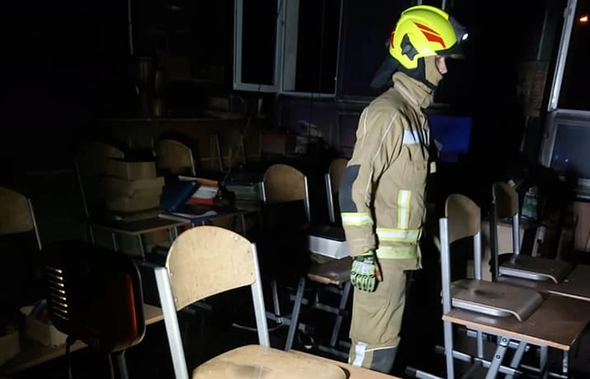 100 tys. zł - to straty spowodowane przez nocny pożar w Szkole Podstawowej w Prawiednikach na Lubelszczyźnie. Ogień całkowicie zniszczył salę lekcyjną wraz z wyposażeniem. Uczniowie uczyli się dziś zdalnie.