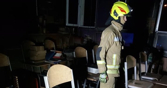 100 tys. zł - to straty spowodowane przez nocny pożar w Szkole Podstawowej w Prawiednikach na Lubelszczyźnie. Ogień całkowicie zniszczył salę lekcyjną wraz z wyposażeniem. Uczniowie uczyli się dziś zdalnie.