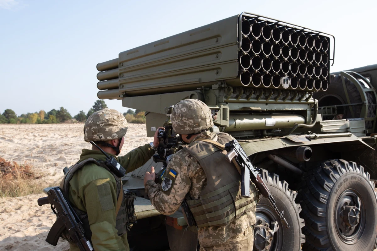 Około 8,5 tysiąca amerykańskich żołnierzy zostało postawionych w stan wyższej gotowości, by móc szybko przemieścić się do Europy - zapowiedział Pentagon. Na razie jednak nie ma ostatecznej decyzji w sprawie ich wysłania. Z Moskwy z kolei płyną głosy, że na każde wzmocnienie sił NATO na wschodniej flance Rosja odpowie adekwatnie, czyli też rozmieści dodatkowe oddziały swoich zachodnich granic. W Radiu RMF24 z gen. Mieczysławem Bieńkiem, byłym zastępcą dowódcy strategicznego NATO, rozmawiał Bogdan Zalewski.