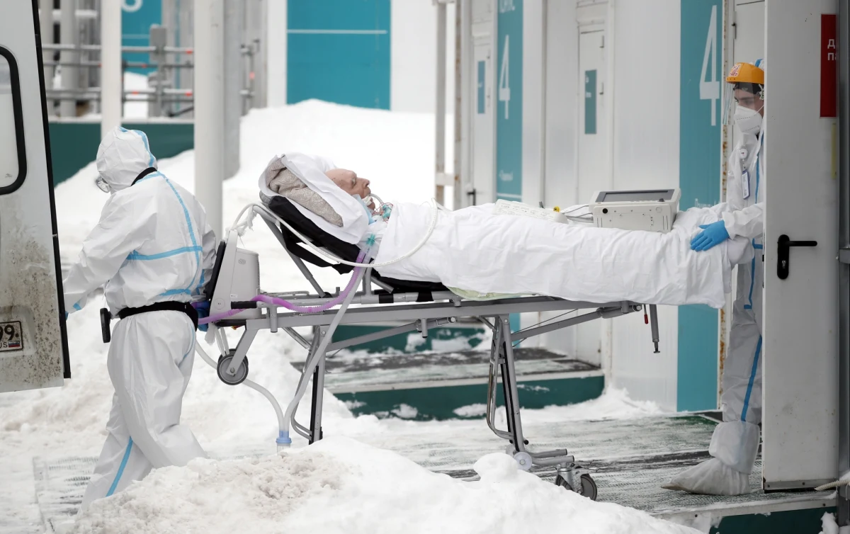 "Mamy ogromne trudności z badaniem wszystkich pacjentów 60+ w ciągu 48 godzin, jeśli są zakażeni koronawirusem" - przekonują w RMF FM lekarze rodzinni. Takie obowiązkowe badania seniorów z dodatnim wynikiem testu to jeden z elementów strategii na piątą falę pandemii. Kolegium Lekarzy Rodzinnych w piśmie do premiera i do ministra zdrowia tłumaczą, że te zasady nie odpowiadają rzeczywistości.