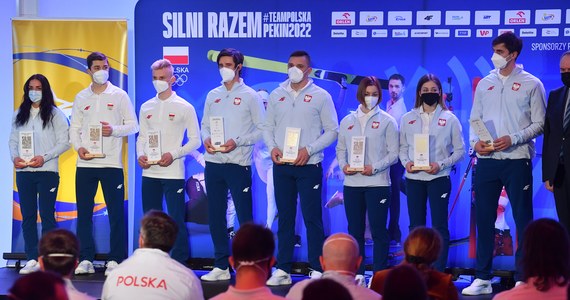 Łyżwiarze szybcy Natalia Czerwonka i Zbigniew Bródka będą nieść flagę Polski podczas ceremonii otwarcia igrzysk olimpijskich w Pekinie 4 lutego - ogłosił przewodniczący PKOl Andrzej Kraśnicki podczas ślubowania sportowców w Warszawie.