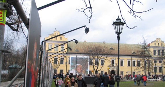 W związku z sytuacją pandemiczną krakowska kuria przeszła w tryb pracy zdalnej, a od środy 26 stycznia zamknięte dla bezpośredniej obsługi będą urzędy archidiecezji, z wyjątkiem sądu metropolitalnego. Sprawy będzie można załatwiać telefonicznie lub mailowo.