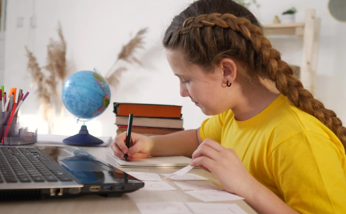 Pomoc finansowa na dzieci z gorzej sytuowanych rodzin ma konkretny praktyczny wymiar dla rozwoju najmłodszych, przyczyniając się zwiększenia aktywności ich mózgu już w pierwszym roku życia - piszą na łamach czasopisma "Proceedings of the National Academy of Sciences" naukowcy z sześciu amerykańskich uniwersytetów. Neurolodzy zwracali uwagę na związek między statusem materialnym rodziny, a rozwojem mózgu już od pewnego czasu, teraz po raz pierwszy, w pracy pod kierunkiem badaczy z Columbia University w Nowym Jorku, udało się to w bardzo konkretny sposób potwierdzić.