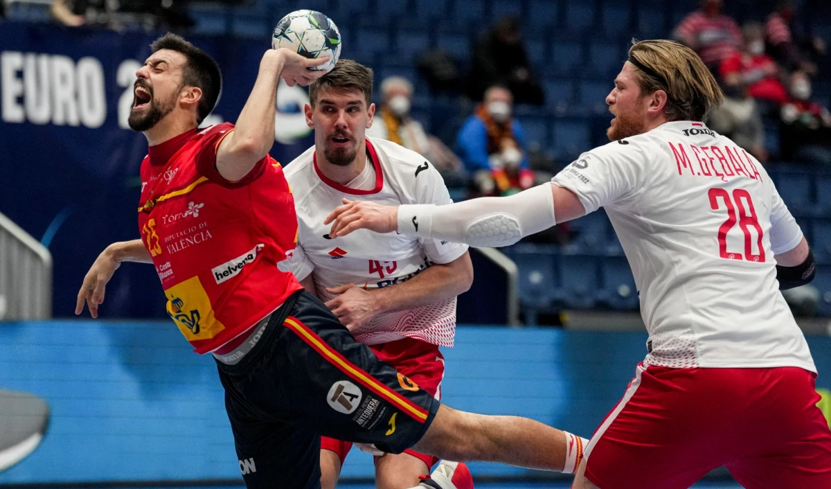 Polska przegrała w Bratysławie z Hiszpanią 27:28 (13:14) w meczu ostatniej kolejki grupy II rundy zasadniczej mistrzostw Europy piłkarzy ręcznych, których organizatorami są Słowacja i Węgry. Obrońcy tytułu dzięki wygranej zapewnili sobie awans do półfinału.