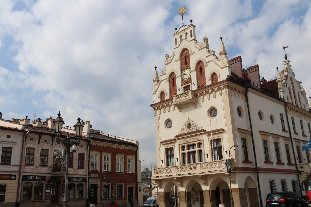 W związku z kolejną falą pandemii koronawirusa urzędy na Podkarpaciu wprowadzają ograniczenia w obsłudze klientów. W większości przypadków wizyta w urzędzie będzie możliwa tylko po wcześniejszym umówieniu się na konkretną godzinę.