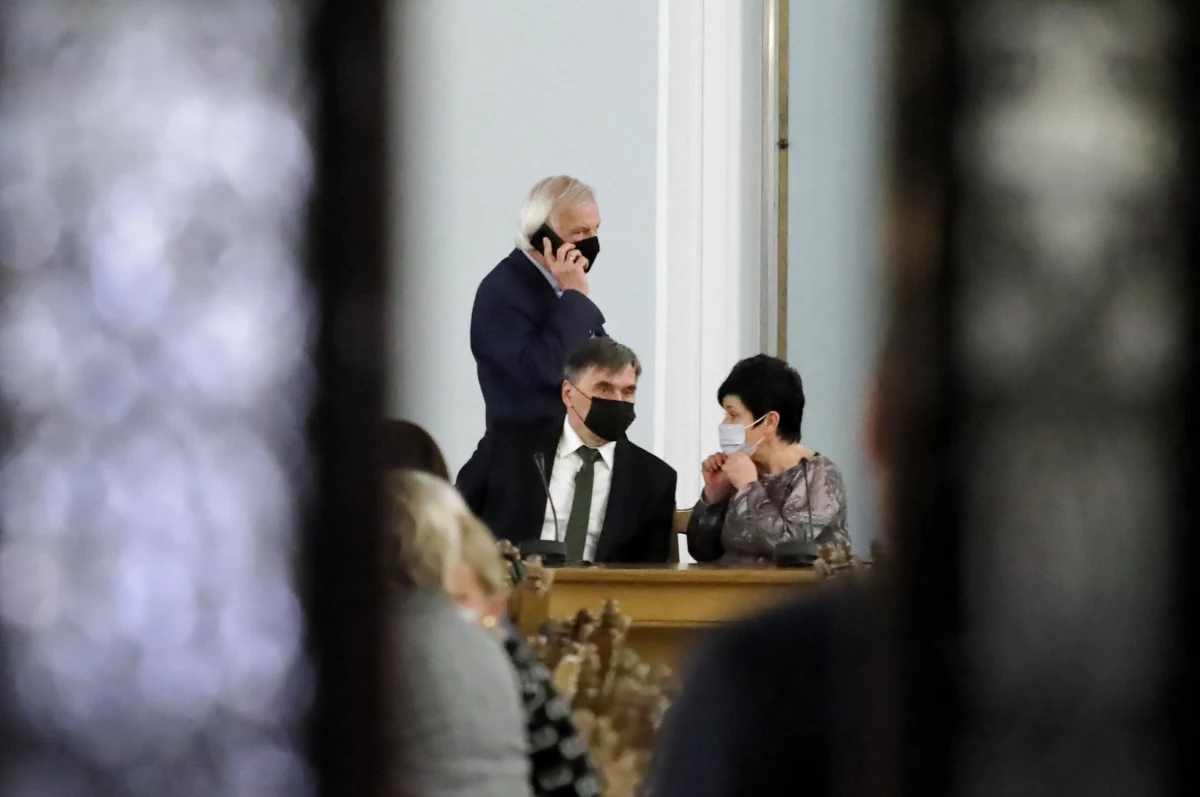 Rzeczniczka PiS Anita Czerwińska potwierdziła wieczorem, że Prawo i Sprawiedliwość chce w ciągu dwóch najbliższych dni zebrać różne pomysły na walkę z Covid-19, tak by mogły być procedowane w Sejmie. Z kolei wicemarszałek Sejmu i szef klubu PiS Ryszard Terlecki przyznał, że zamiast projektu "lex Hoc" w środę "prawdopodobnie" wpłynie projekt, który go zastąpi.