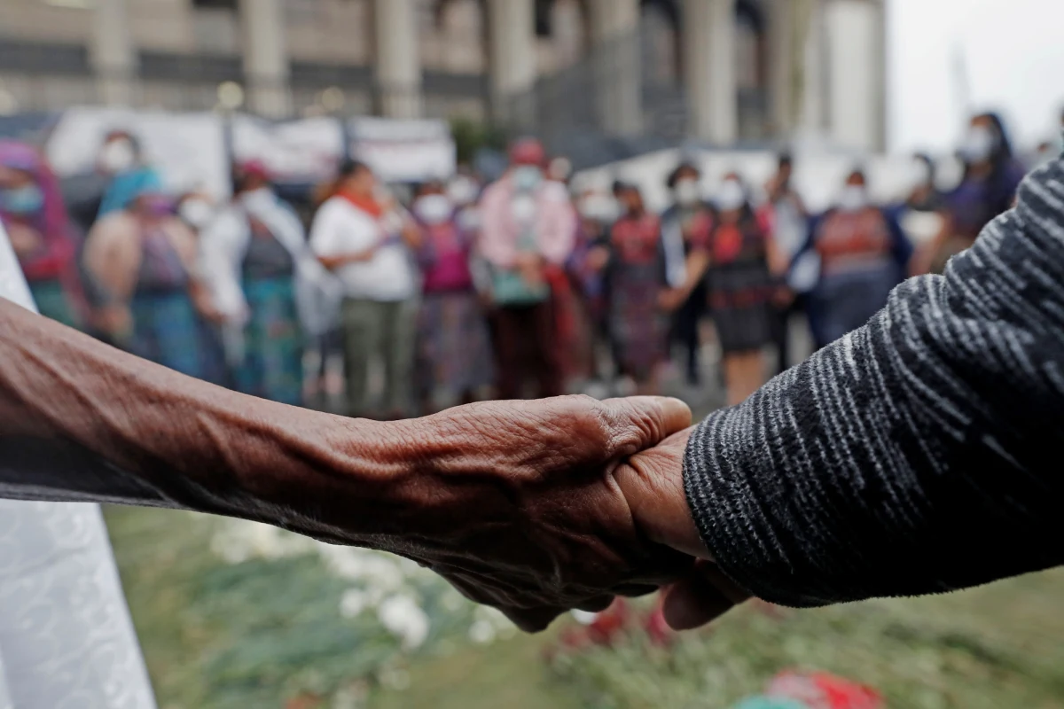 Sąd najwyższy w Gwatemali skazał pięciu członków bojówek paramilitarnych na kary po 30 lat więzienia za zgwałcenie dziesiątek kobiet z plemienia Majów w czasie wojny domowej.