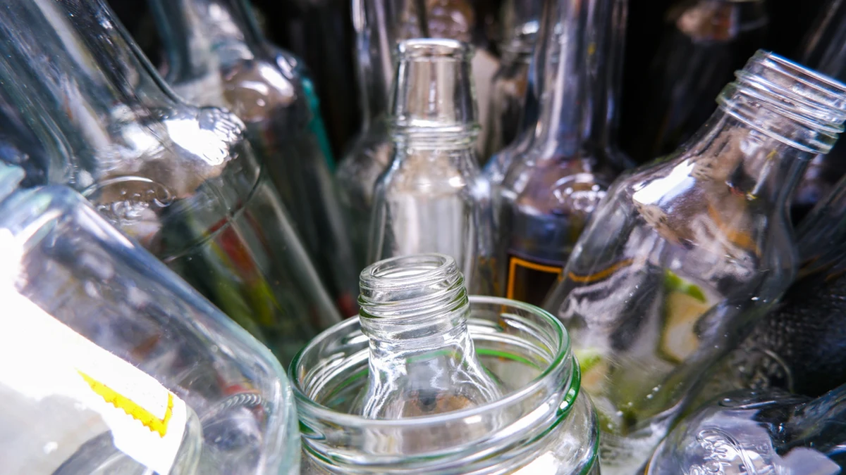 Dźwięk tłuczonego szkła o godzinie 6 przeszkadza mieszkańcom Warszawy - taką informację przekazała stołeczna radna Agnieszka Jaczewska-Golińska (KO). Zwróciła się do prezydenta miasta o zmianę godziny odbioru odpadów szklanych z 6 na 7. Zdaniem władz miasta nie jest to jednak możliwe.