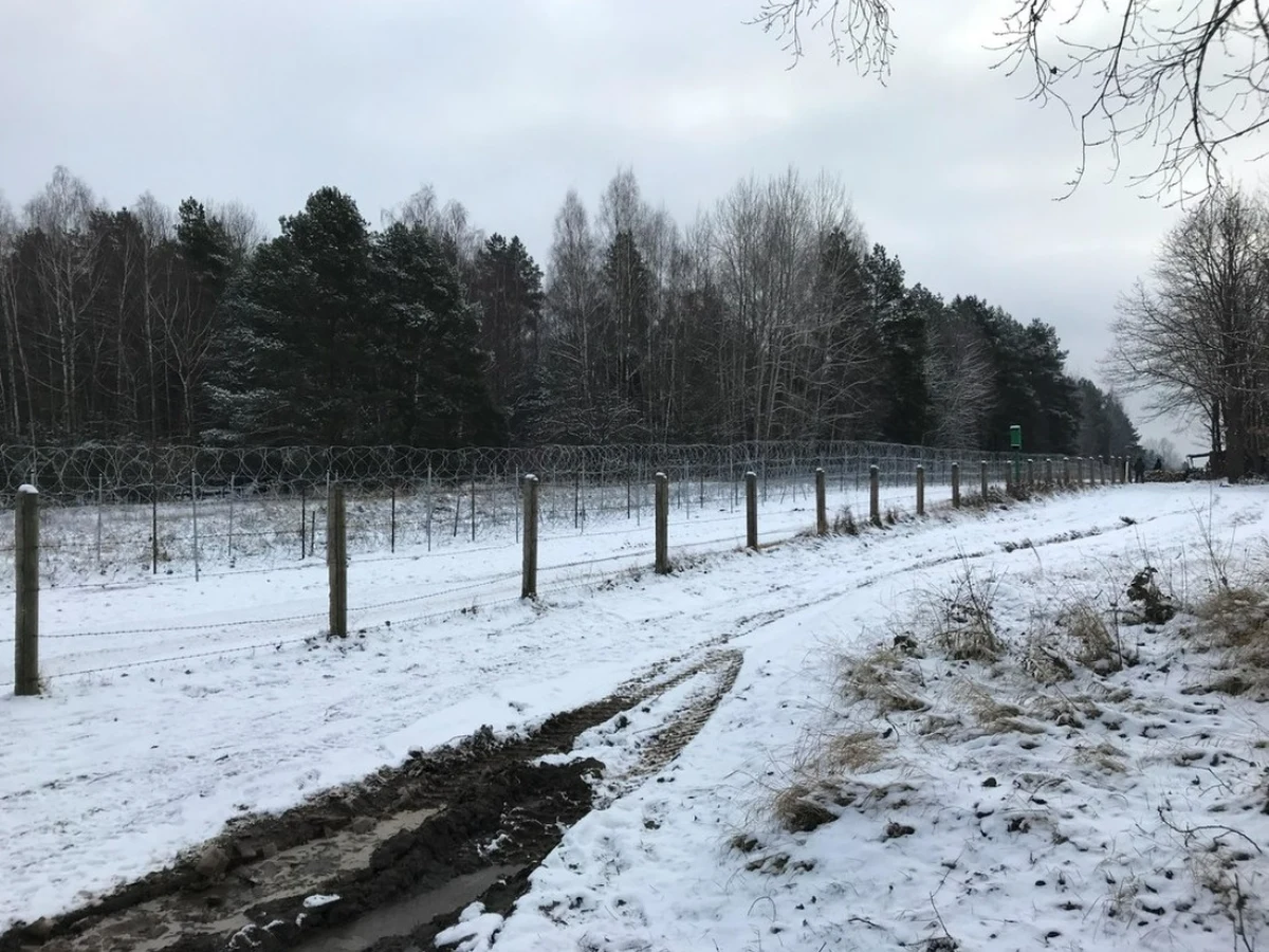 Noc była niespokojna. Na odcinku ochranianym przez placówkę straży granicznej w Czeremsze żołnierze białoruscy najpierw przecinali concertinę, a następnie trzy razy w odstępach kilku godzin oddali strzały z broni długiej. Najprawdopodobniej w powietrze - poinformowała rzeczniczka straży granicznej porucznik Anna Michalska.