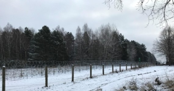 Noc była niespokojna. Na odcinku ochranianym przez placówkę straży granicznej w Czeremsze żołnierze białoruscy najpierw przecinali concertinę, a następnie trzy razy w odstępach kilku godzin oddali strzały z broni długiej. Najprawdopodobniej w powietrze - poinformowała rzeczniczka straży granicznej porucznik Anna Michalska.