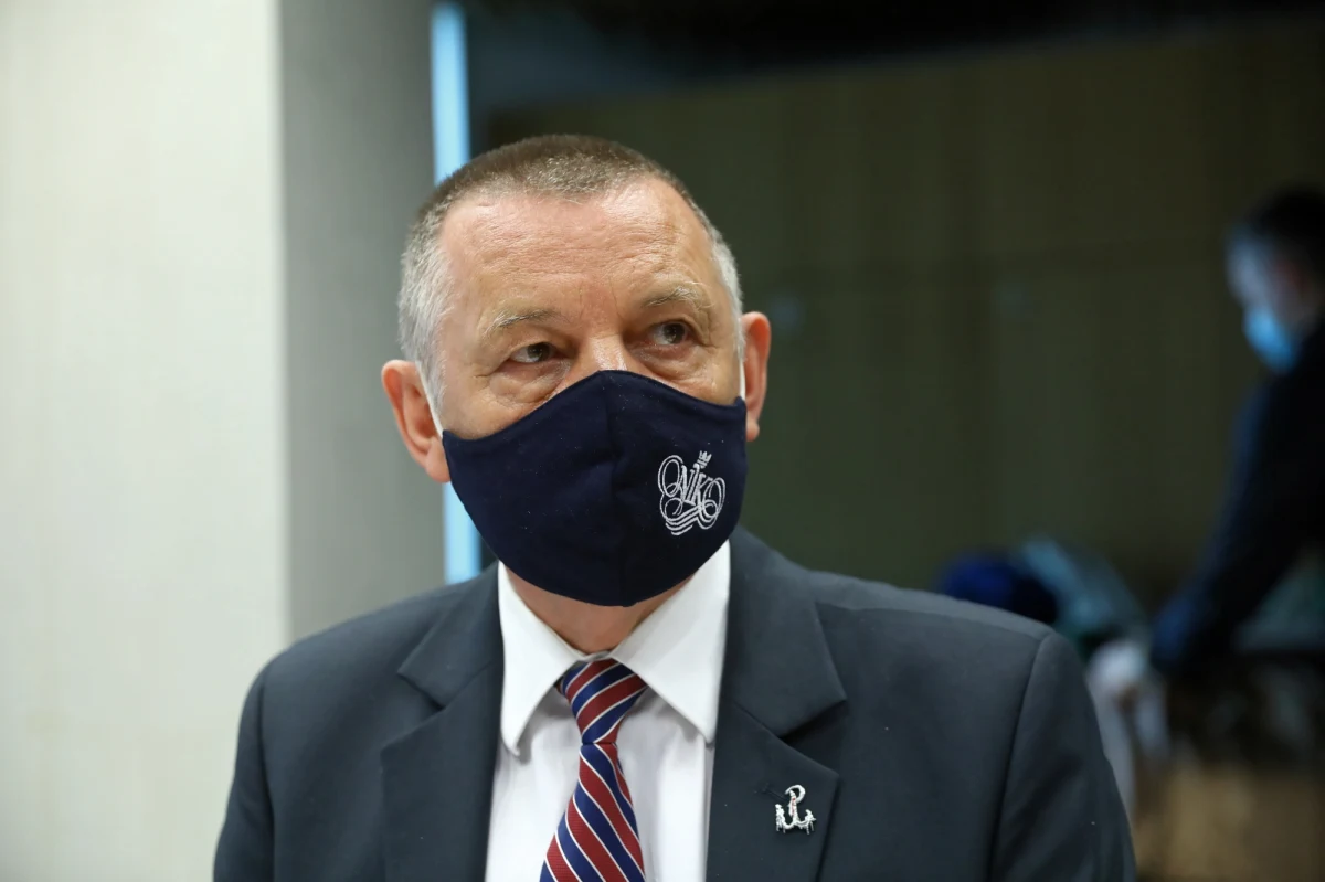 Sejmowa komisja regulaminowa zarekomendowała uchylenie immunitetu szefowi Najwyższej Izby Kontroli Marianowi Banasiowi. Za głosowało 9 posłów, przeciw - 7 - poinformował przewodniczący komisji Kazimierz Smoliński (PiS). Posiedzenie, częściowo niejawne, było bardzo chaotyczne. Nie dopuszczono do głosu pełnomocnika Mariana Banasia, ani polityków opozycji. Interweniować musiała Straż Marszałkowska. 