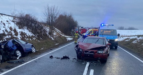 Na drodze krajowej nr 53 w Klewkach w województwie warmińsko-mazurskim doszło do czołowego zderzenia dwóch samochodów osobowych. Według policji 19-letni kierowca nie dostosował prędkości do warunków na drodze.