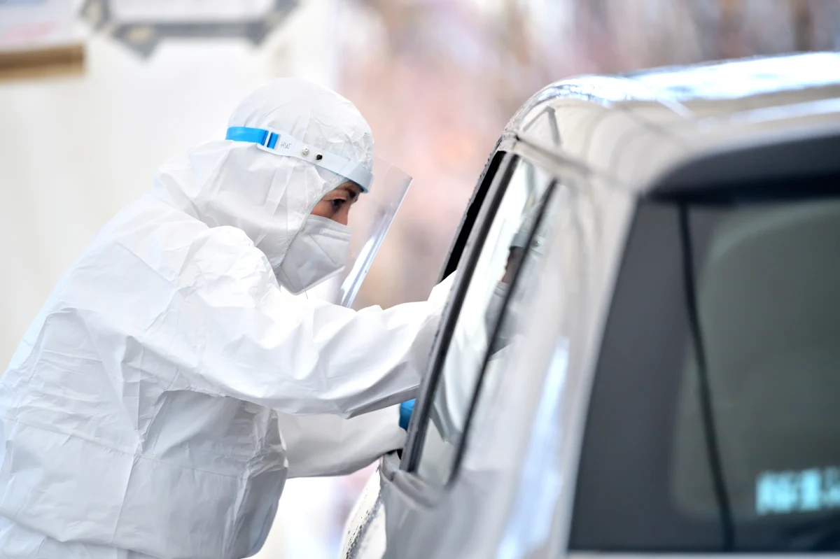 Najbliższe dni będą rozstrzygające, jeśli chodzi o liczbę osób, które trafią z Covid-19 do szpitala. Łącznie mamy do dyspozycji dla tych pacjentów 60 tys. łóżek, ale taka skala będzie już wyzwaniem dla ochrony zdrowia - powiedział w środę rzecznik resortu zdrowia Wojciech Andrusiewicz. Jego zdaniem, teraz w gotowości jest 30 tys. łóżek. 14 tysięcy jest zajętych. 