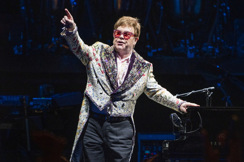 Słynny brytyjski wokalistka został zmuszony do przełożenia dwóch koncertów, które miały się odbyć w Dallas w ramach jego pożegnalnej trasy koncertowej „Farewell Yellow Brick Road”. Powodem jest to, że Elton John zaraził się właśnie koronawirusem. Artysta poinformował fanów, że przebieg choroby jest u niego łagodny, gdyż wcześniej przyjął trzy dawki szczepionki.