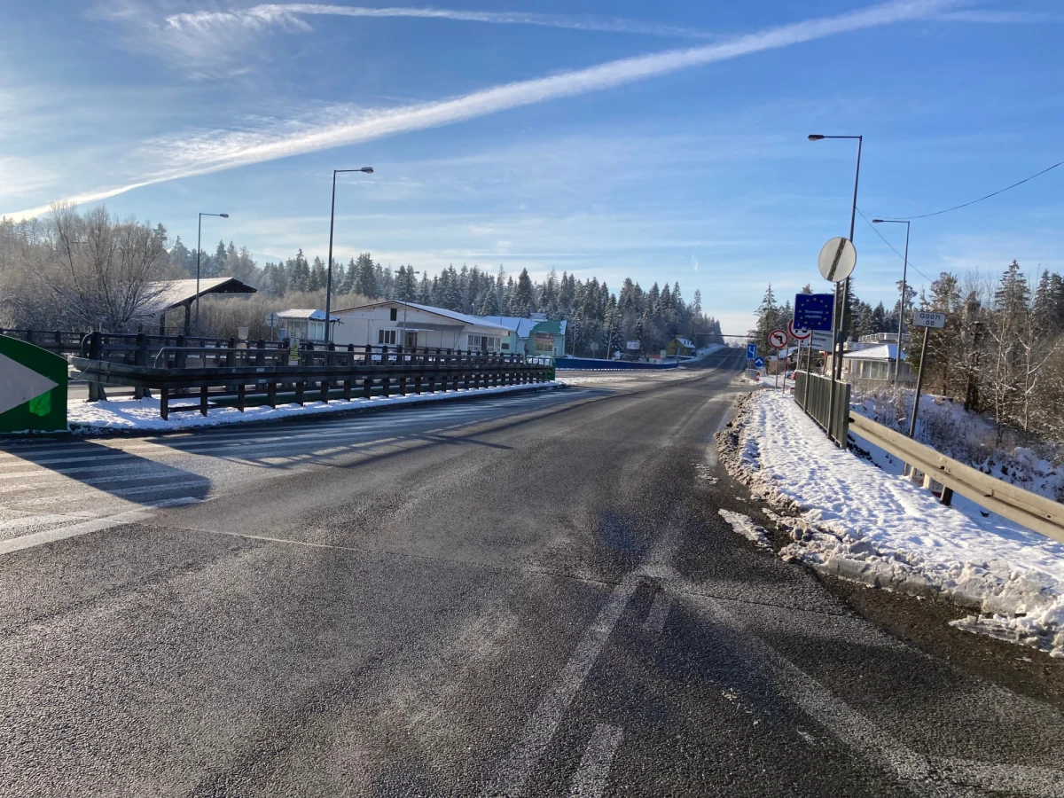 ​Uwaga kierowcy wybierający się na Słowację. Właśnie nastąpiła zmiana organizacji ruchu na dawnym przejściu granicznym w Chyżnem. Zamknięty został most, którym do tej pory wyjeżdżało się na Słowacje, a cały ruch odbywa się mostem równoległym, którym dotąd wjeżdżało się do Polski. Jest to spowodowane przebudowa mostów, które mają mieć większą nośność i przepustowość.