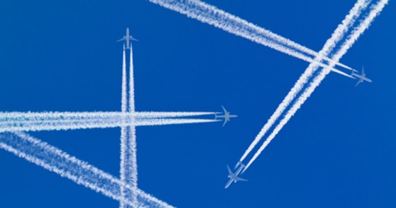 Tej zimy w Europie może odbyć się co najmniej 100 tys. "lotów widmo" – alarmuje Greenpeace. Wszystko przez przepisy Unii Europejskiej dotyczące wykorzystywania miejsc na lotniskach. Szacuje się, że puste samoloty wygenerują miliony ton szkodliwych dla środowiska gazów cieplarnianych. 