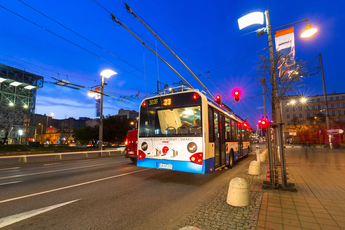 Dziesiątki zmian polegających głównie na zmniejszeniu częstotliwości kursowania autobusów i trolejbusów oraz skróceniu niektórych kursów - wszystko przez "sytuację pandemiczną i budżetową samorządów". Zakład Komunikacji Miejskiej w Gdyni od 1 lutego zapowiada małą rewolucję w miejskim transporcie publicznym.