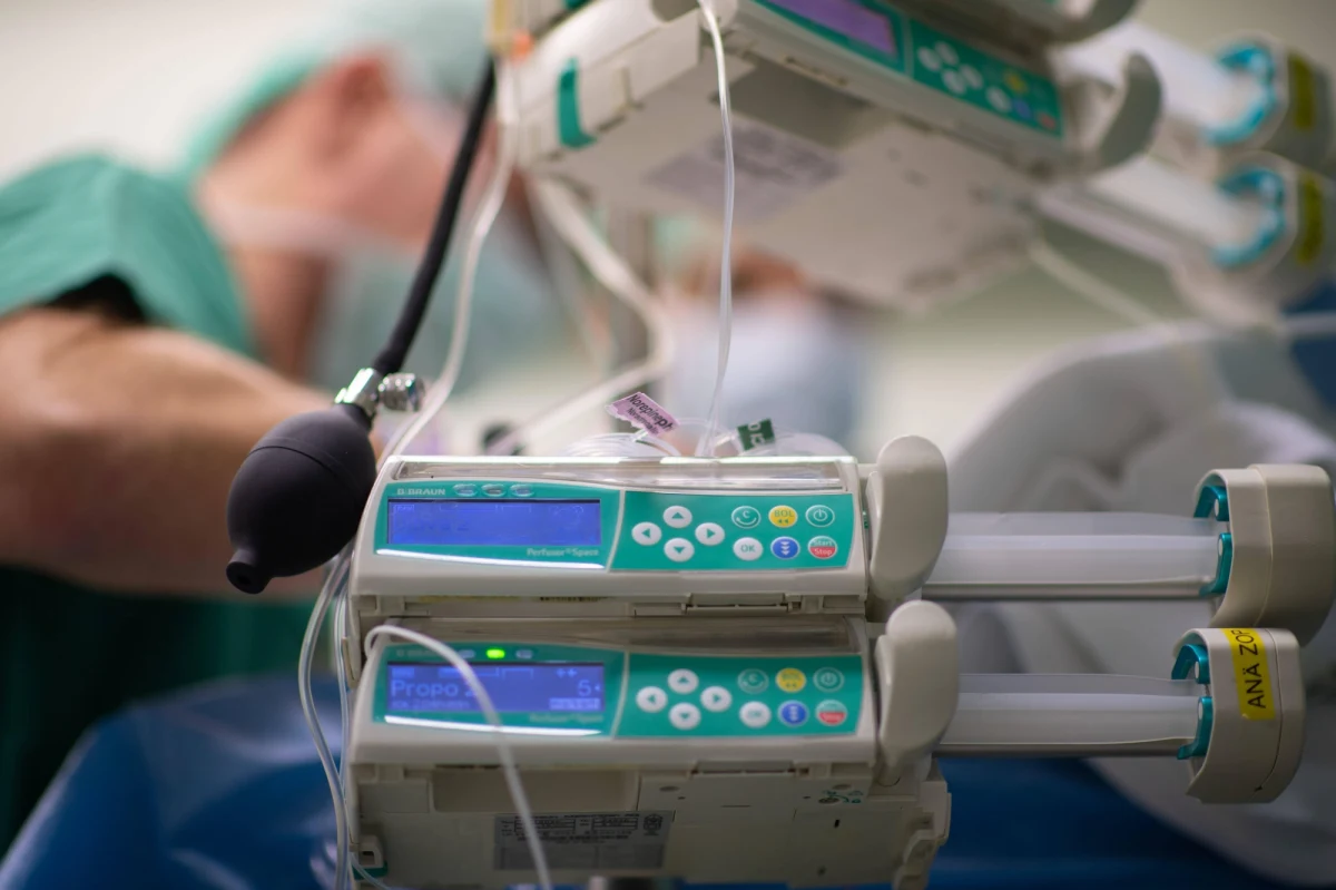 Prokuratura Okręgowa w Częstochowie wszczęła śledztwo w sprawie śmierci 37-letniej kobiety, która ponad miesiąc temu w bliźniaczej ciąży trafiła do szpitala. Straciła dzieci, a później jej stan się pogorszył. Wczoraj zmarła. W mediach społecznościowych rodzina opublikowała oświadczenie, w którym za śmierć 37-latki obarcza medyków. 