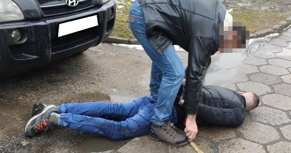 28-latek, który uszkodził 7 aut, został zatrzymany po pościgu na terenie dzielnicy Bałuty w Łodzi. Swoje zachowanie mężczyzna tłumaczył "stanem osobistej frustracji" - informuje łódzka policja. 