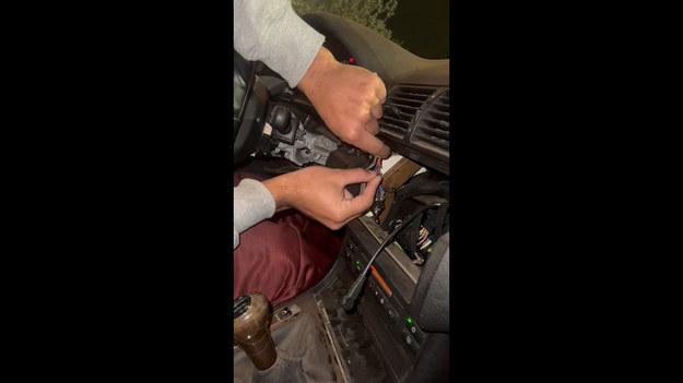 Ten mężczyzna znalazł zabawny sposób na włączenie silnika swojego starego i poobijanego samochodu. Udało się?