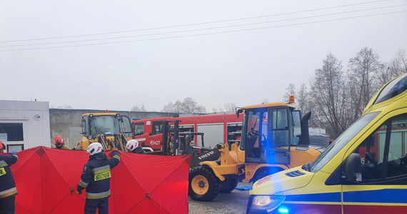 Szybka akcja straży pożarnej i ratowników medycznych pozwoliła uratować mężczyznę przygniecionego przez łyżkę ładowarki kołowej. Do zdarzenia doszło na terenie jednego z zakładów w Lubartowie na Lubelszczyźnie.