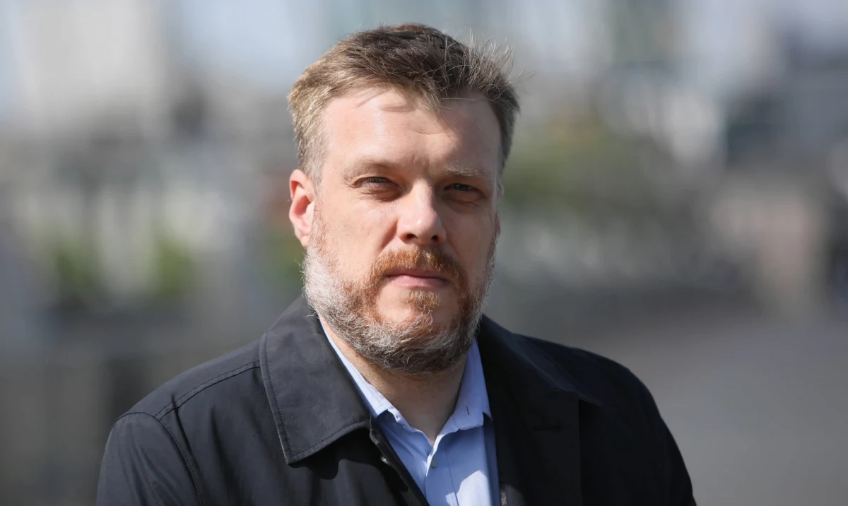 „Mamy już w Polsce obowiązkowe szczepienia. One obowiązują w przypadku kilku chorób, więc tu nie ma pytania, jak to zrobić, tu jest pytanie o wolę polityczną” - mówił o sprawie obowiązkowych szczepień na Covid-19 Adrian Zandberg, który był gościem Tomasza Terlikowskiego w Popołudniowej Rozmowie RMF FM. „Polska jest smutnym rekordzistą w liczbie zgonów, jeśli chodzi o nasz kontynent. To jest porażka” - zaznaczył poseł partii Razem. Jednym z tematów rozmowy był też kryzys na Ukrainie. Zdaniem Zandberga, to Polska powinna przekonywać kraje zachodnie do tego, że obrona tego kraju przed Rosją jest w interesie całej Europy. "Ukraina nie jest daleko – dziś Kijów, a potem Warszawa" - podkreślił.