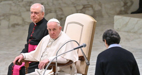 Papież Franciszek nie zszedł schodami w stronę wiernych podczas środowej audiencji generalnej z powodu problemów z kolanem. Żartował, że nie wie, czemu spotkała go dolegliwość osób starszych.