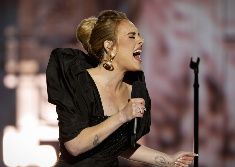Pod koniec zeszłego tygodnia Adele miała po raz pierwszy zaprezentować przed dużą publicznością materiał ze swojej najnowszej płyty. Wyczekiwane przez fanów koncerty w Las Vegas zostały jednak w ostatniej chwili odwołane. Oficjalnym powodem była choroba towarzyszących piosenkarce muzyków, ale potem media podały, że Adele odwołała koncerty, bo organizator nie spełnił jej wymagań. Decyzję gwiazdy skomentował teraz kontrowersyjny dziennikarz Piers Morgan. Nie zostawił na autorce hitu "Hello" suchej nitki.