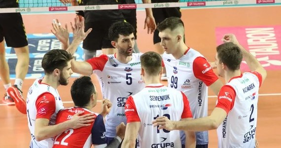 Siatkarze Grupy Azoty ZAKSA Kędzierzyn-Koźle z powodu koronawirusa nie zagrają przeciwko Lokomotiwowi Nowosybirsk w Lidze Mistrzów. Nie odbędzie się także ich spotkanie w PlusLidze z PGE Skrą Bełchatów.