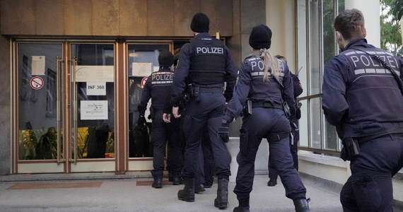 Mężczyzna, który w poniedziałek strzelał do ludzi na uniwersytecie w Heidelbergu, zakupił broń w Austrii na tydzień przed strzelaniną. W wyniku postrzału zginęła kobieta, sprawca odebrał sobie życie.