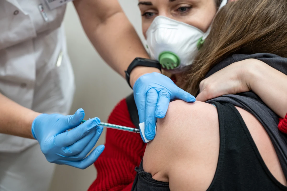 Kolejny koncern poinformował, że zmodyfikuje swoją szczepionkę, by skierowana była głownie przeciw wariantowi Omikron. Tym razem prace nad preparatem ogłosił amerykański koncern farmaceutyczny Moderna. Z założenia „omikronowa” wersja szczepionki miałaby być dawką przypominającą. 