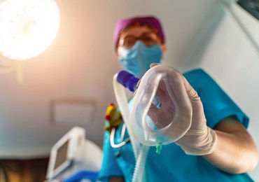 Ponad 100 tys. zakażeń dziennie i 2 mln osób na kwarantannie. Prognoza naukowców UW 