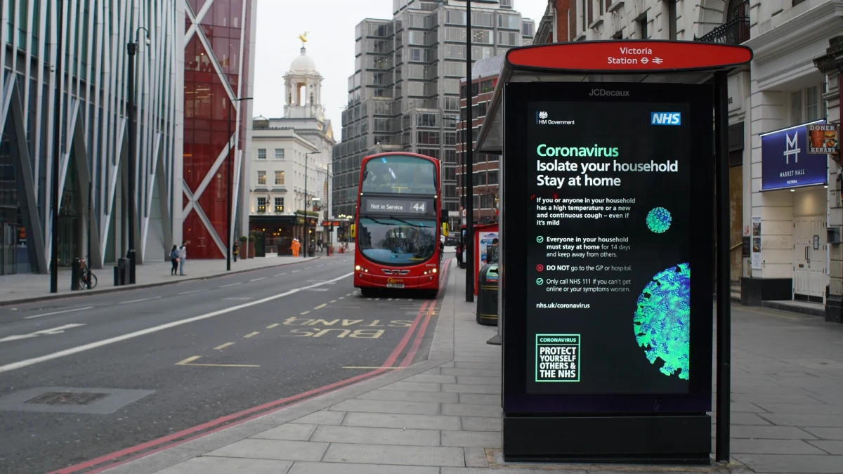Od czwartku w Anglii przestają obowiązywać ostatnie restrykcje wprowadzone w związku z wariantem Omikron, a tym samym niemal wszystkie restrykcje covidowe. Staje się ona tym samym krajem z najmniejszymi w Europie ograniczeniami.