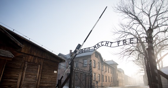 27 stycznia 1945 r. żołnierze Armii Czerwonej otworzyli bramy niemieckiego obozu Auschwitz. Skrajnie wyczerpani więźniowie, których było w nim jeszcze ok. 7 tys. - w tym pół tysiąca dzieci - witali ich jako wyzwolicieli.