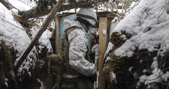 Resort obrony narodowej Ukrainy poinformował o zmobilizowaniu w pobliżu granicy ponad 127 tys. żołnierzy rosyjskich wojsk lądowych, powietrznych oraz marynarki wojennej. Na przygranicznych poligonach zgromadzono również m.in. zdolne do dosięgnięcia Kijowa pociski balistyczne Iskander, wykorzystywany do działań wywiadowczych sprzęt radiowy i satelitarny, zapasy amunicji, a także przygotowano szpitale polowe.