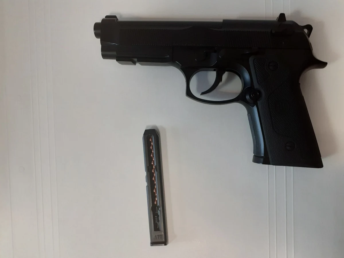 5 uszkodzonych wiat przystankowych i szkody o wartości ponad 8 tys. zł - to efekt strzelania w noc sylwestrową z broni pneumatycznej do przystanków autobusowych. Policja zatrzymała 22-latka z powiatu kolbuszowskiego, mężczyzna przyznał się do winy.