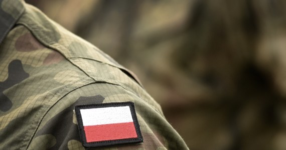 W środę wieczorem w parku w Białowieży na Podlasiu znaleziono młodego żołnierza z raną postrzałową głowy. Mężczyzna zmarł.