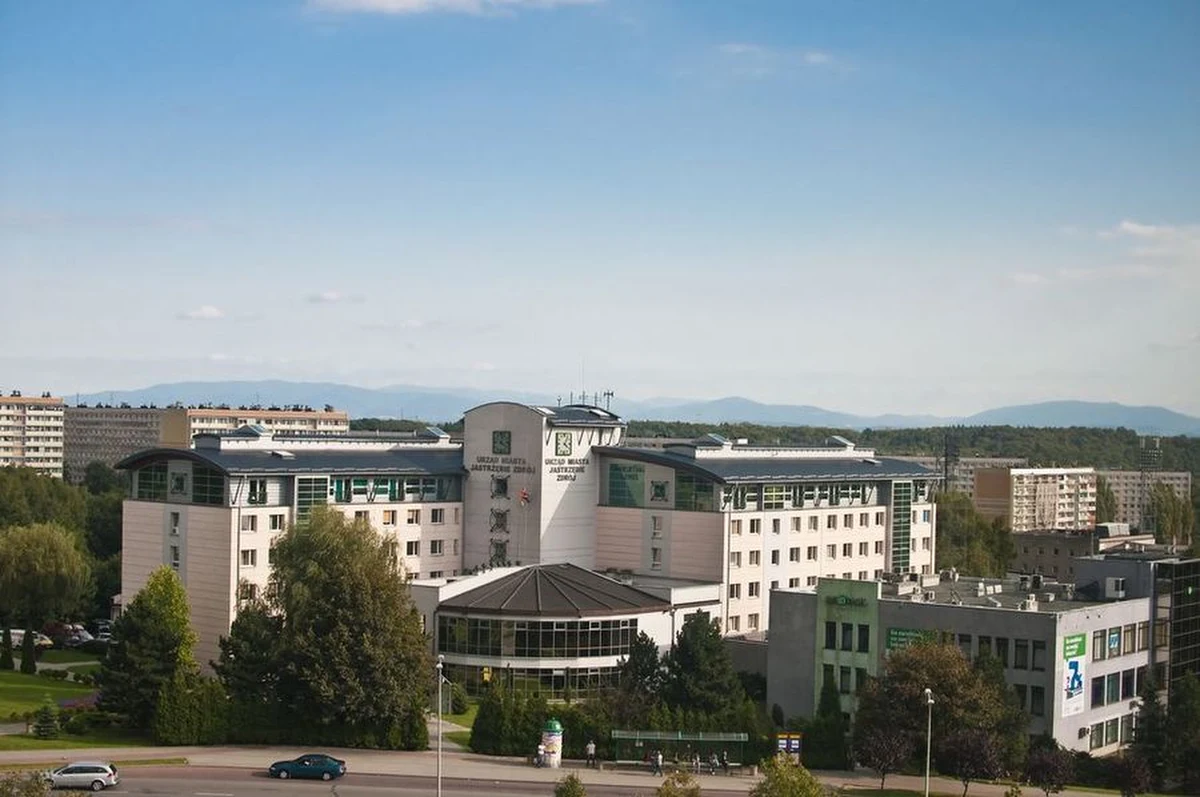 Koronawirus sparaliżował pracę Referatu Rejestracji Pojazdów Urzędu Miasta Jastrzębia-Zdroju. Co najmniej do końca tygodnia nie można tam zarejestrować pojazdu, ponieważ wszyscy uprawnieni do tego pracownicy mają Covid-19.