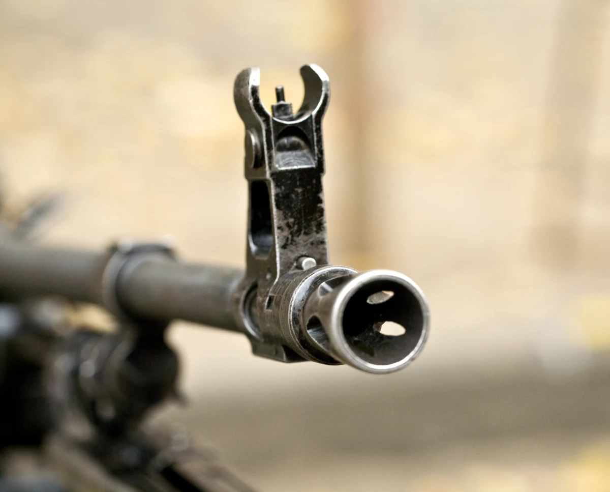 5 osób zginęło i 5 zostało rannych w ataku z broni maszynowej, do jakiego doszło w nocy w mieście Dniepr na Ukrainie. Zamachowiec to 20-latek, ukraiński żołnierz, który po wystrzeleniu serii uciekł z bronią. Został zatrzymany.