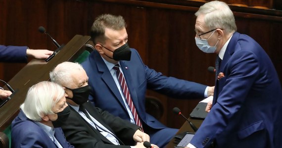 Szef MON Mariusz Błaszczak poinformował w czwartek rano, że jest zakażony koronawirusem. "Czuję się dobrze, będę wykonywał swoje obowiązki podczas izolacji. Uważajmy na siebie i stosujmy się do zasad bezpieczeństwa" - przekazał minister.