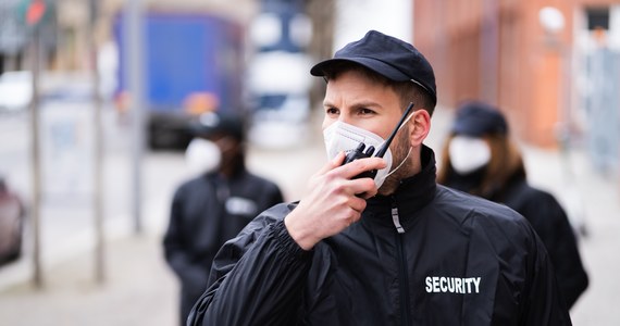 Co najmniej kilkaset osób w całej Polsce ma fałszywe certyfikaty ukończenia kursów ochrony osób i mienia - twierdzi prokuratura okręgowa w Świdnicy. Na jej polecenie dolnośląscy policjanci zatrzymali w tej sprawie 21 osób. 