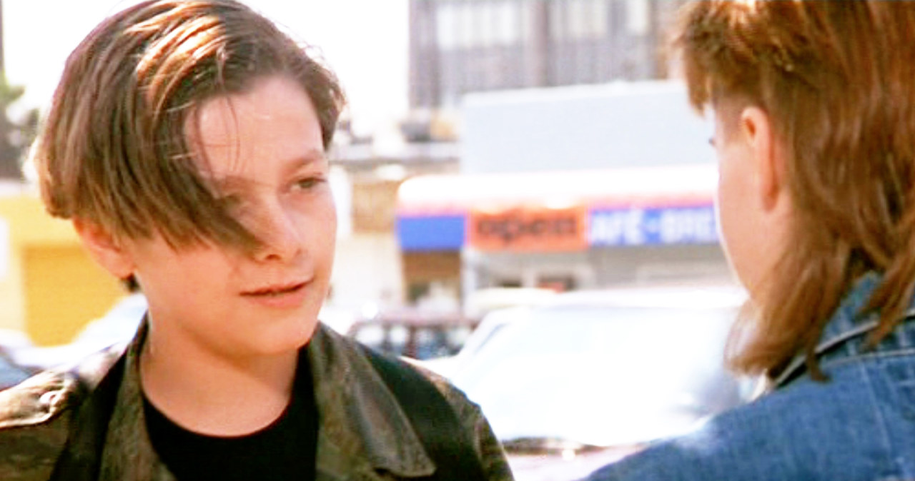 Edward Furlong już jako nastolatek otrzymał szansę na sławę i wielką karierę. Jako 13-latek zagrał w „Terminatorze 2” u boku takich gwiazd, jak Arnold Schwarzenegger, czy Linda Hamilton i zyskał ogromną popularność. Szybko jednak zaprzepaścił możliwości dane mu przez los i zamiast na szczycie, wylądował na samym dnie. Jak potoczyły się jego losy?