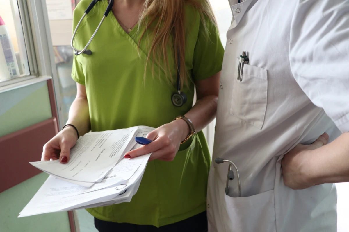 Rząd chce skrócenia okresu izolacji lekarzy. Rozważane jest też przyspieszenie obowiązkowego szczepienia personelu medycznego.