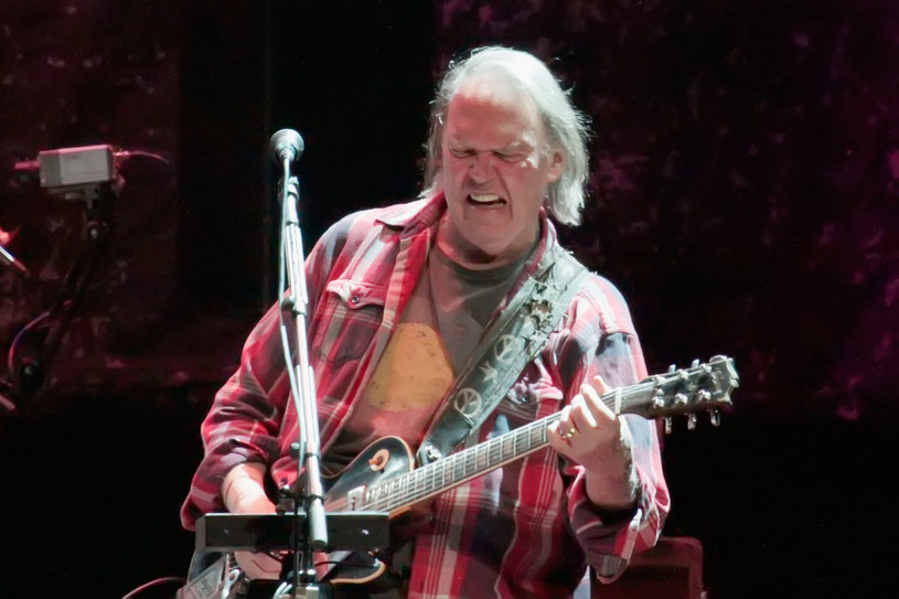 Zaledwie kilka dni temu kanadyjsko-amerykański muzyk Neil Young zażądał usunięcia jego muzyki z serwisu Spotify. Wszystkiemu była winna obecność na tej samej platformie podcastu komika Joe Rogana, w którym pojawiły się antyszczepionkowe treści. Young kazał wybierać - on, albo Rogan. Okazało się, że Spotify... usunęło twórczość Neila Younga!