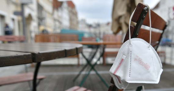 V fala zachorowań nabiera rozpędu. Ostatniej doby zarejestrowano najwyższe w naszej historii 57 659 nowych zakażeń. Także pierwszy raz w historii mamy aż milion osób na kwarantannie. Prognozy nie napawają optymizmem. Naukowcy z Uniwersytetu Warszawskiego mówią o nawet 130 tysiącach zakażeń dziennie i dwóch milionach Polaków na kwarantannie w lutym. Co na to rząd? Mamy najnowsze ustalenia. 